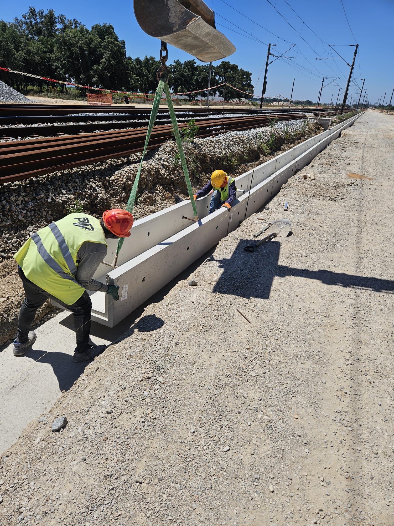 Empreitada de Modernização de Infraestruturas na Linha do Norte

Projeto de grande escala para a reabilitação da via férrea, com trabalhos complexos de drenagem, saneamento, estabilização de taludes e construção de novas estruturas de apoio.